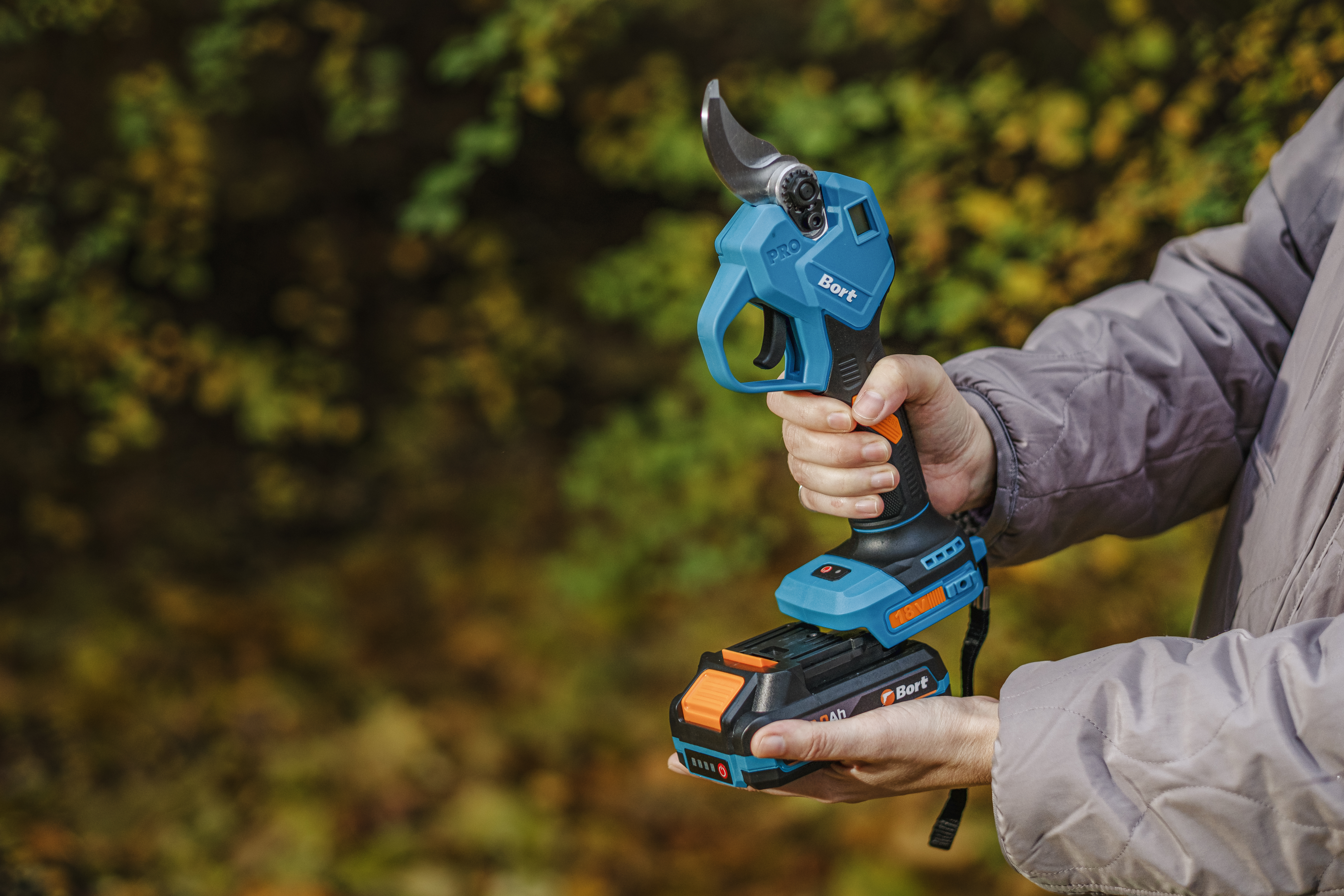 BORT BGS-21Li-Pro: До 5000 резов на одном заряде. Ваш сад скажет вам спасибо!