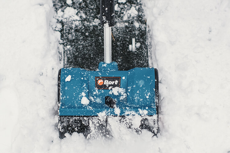 Готовь сани с лета: обзор аккумуляторных снегоуборщиков