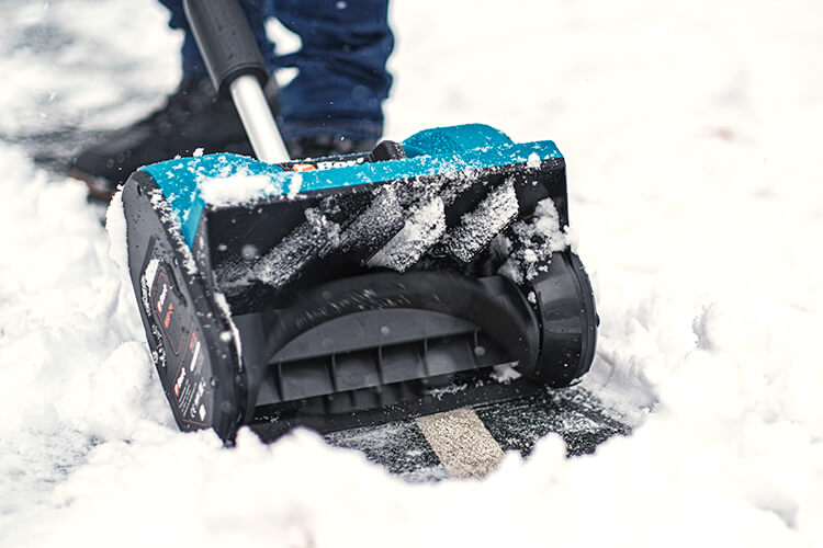 Готовь сани с лета: обзор аккумуляторных снегоуборщиков