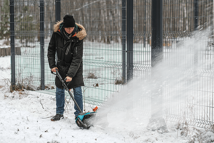 Готовь сани с лета: обзор аккумуляторных снегоуборщиков