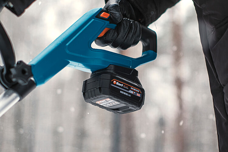 Готовь сани с лета: обзор аккумуляторных снегоуборщиков