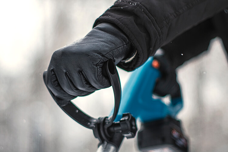 Готовь сани с лета: обзор аккумуляторных снегоуборщиков