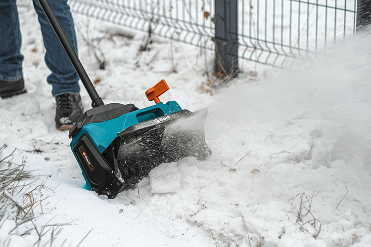 Готовь сани с лета: обзор аккумуляторных снегоуборщиков